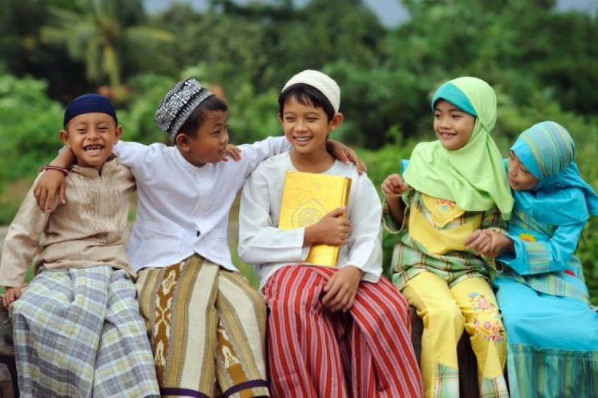 Santunan 100 Paket Sembako untuk Anak Yatim & Fakir Miskin